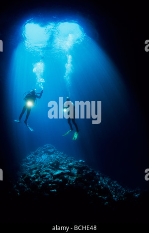 Scuba Diver esplorando Buco Blu Grotta di Vela Luka Vela Luka Isola di Korcula Dalmazia Adriatico Croazia Foto Stock