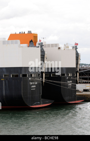 Vettura e veicolo di navi prevista durante il 2009 del clima economico in Southampton Regno Unito la vettura di Tokyo e il trionfo di navi alongsi Foto Stock