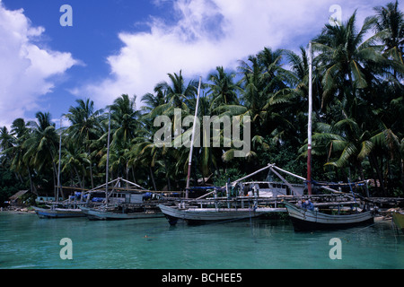 Local Fisher barche di Sulawesi Wakatobi. Celebes Indo Pacific Indonesia Foto Stock