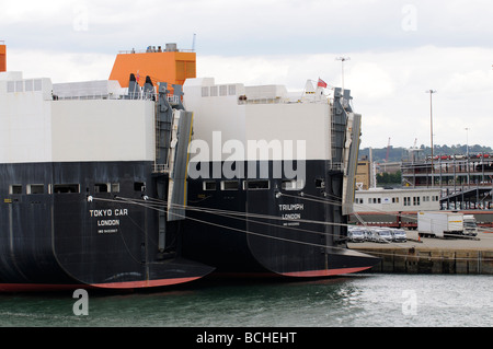 Vettura e veicolo di navi prevista durante il 2009 del clima economico in Southampton Regno Unito la vettura di Tokyo e il trionfo di navi Foto Stock