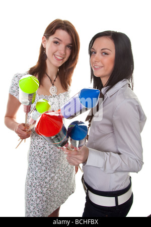 Due giovani ragazze con fuochi d'artificio Razzi nelle loro mani Foto Stock