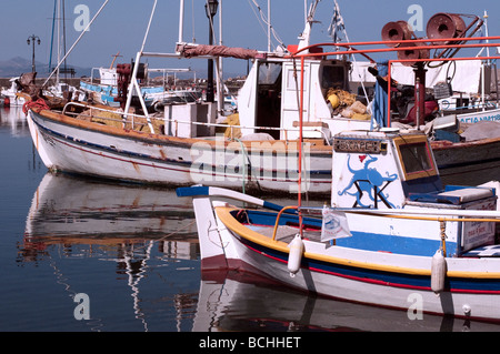 Greco barche da pesca si riflette nell'acqua del porto. Foto Stock