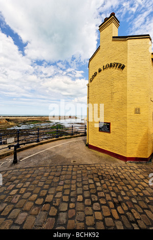La pesca del merluzzo bianco e aragosta pub nella pittoresca North Yorkshire villaggio di Staithes Foto Stock