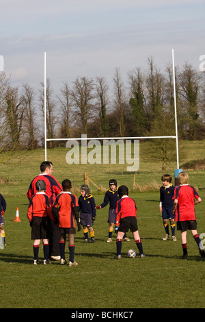 Mini rugby a Suffolk scuola preparatoria. Foto Stock