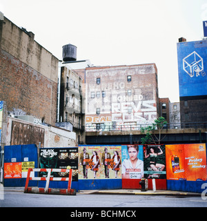 Un sottosviluppato estensione della linea alta Park passando attraverso un intavolato area di magazzino 10th Avenue NY Manhattan KATHY DEWITT Foto Stock