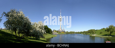 Il lago al Parco Olimpico di Monaco di Baviera Baviera Germania Monaco di Baviera terrà i giochi olimpici nel 1972 Foto Stock