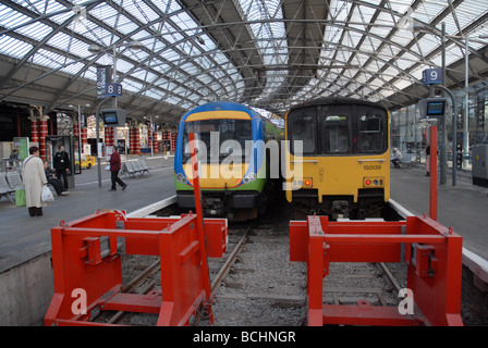 Due treni a piattaforme nella stazione ferroviaria di Liverpool Lime Street in Liverp Foto Stock