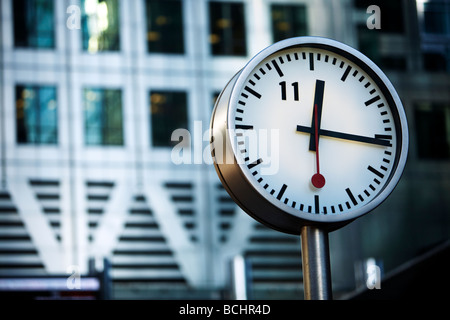 Konstantin Grcic progettato orologio nella parte anteriore del One Canada Square Canary Wharf Docklands Londra REGNO UNITO Foto Stock