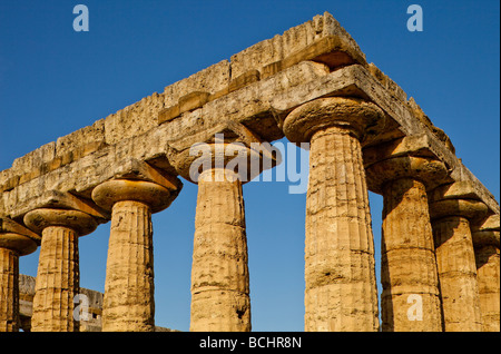L'angolo sud-ovest del tempio di Hera I, (Basilica) Paestum, Italia. Foto Stock