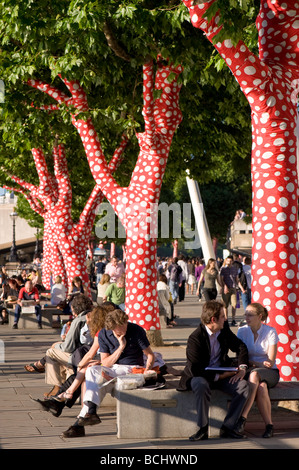 Alberi coperti di polka dots per celebrare la mostra di Yayoi Kusama a Hayward Gallery Southbank Centre London Regno Unito Foto Stock