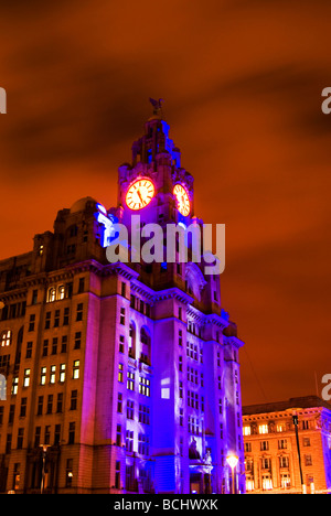 Tempo di notte vista il Liver Building sull'ultima notte come "Capitale della cultura" 2008, Liverpool, England, Regno Unito Foto Stock