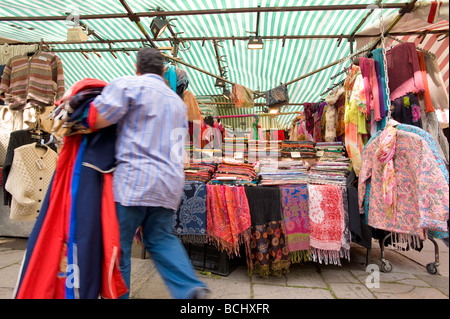 Le bancarelle del mercato di St James's Chiesa Piccadilly London Regno Unito Foto Stock