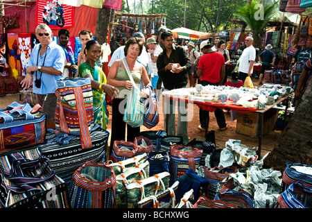 Anjuna hippy settimanale mercato delle pulci di Goa in India Foto Stock