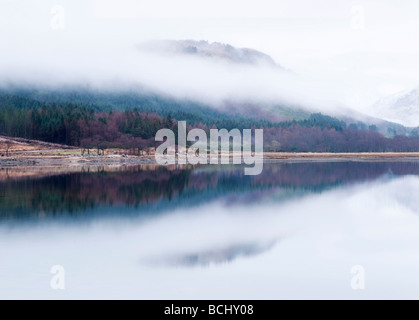 La nebbia sopra Loch Etive, Highlands, Scotland, Regno Unito Foto Stock