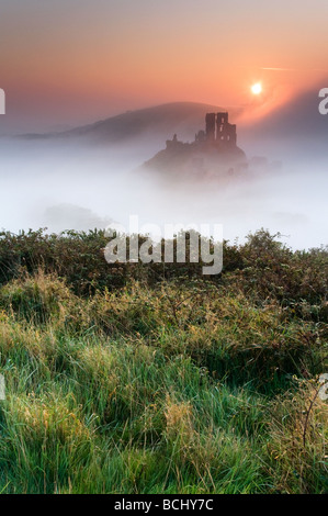 Corfe Castle avvolta in early morning mist Purbeck Dorset South West England Regno Unito Castle Foto Stock