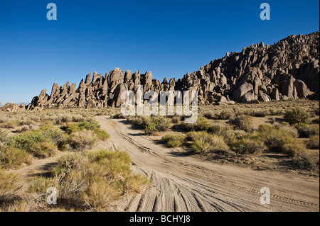 Roccia di granito e formazioni di strada sterrata, Alabama HIlls, in California Foto Stock