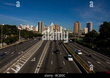 Sistema di strada vicino al parco di Ibirapuera Foto Stock