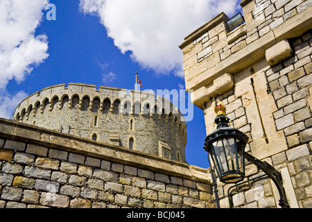 Torre rotonda e lanterna su Edward III gate, il Castello di Windsor, Berkshire, Inghilterra, casa ufficiale di Sua Maestà la Regina Elisabetta II Foto Stock