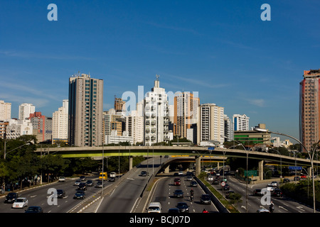 Sistema di strada vicino al parco di Ibirapuera Foto Stock