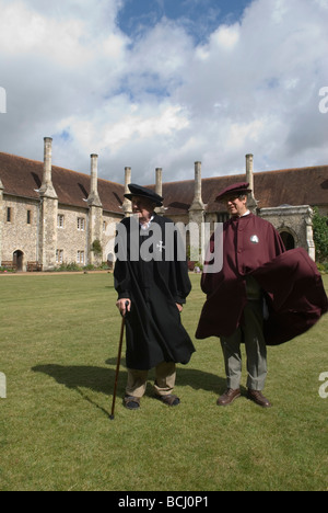 Ospedale di Santa Croce Almshouse di Nobile povertà, Fratelli due uomini più anziani che fanno parte della comunità. Winchester Hampshire 2009 2000s HOMER SYKES Foto Stock