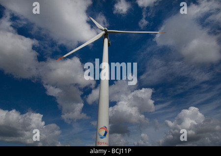 Una turbina eolica di proprietà della società petrolifera Total in un sito a Dunkerque Francia settentrionale Foto Stock