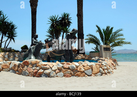 Statua del pescatore e sirene presso la spiaggia di Los Alcazares, Mar Menor, Murcia, Costa Calida, sud orientale della Spagna Foto Stock