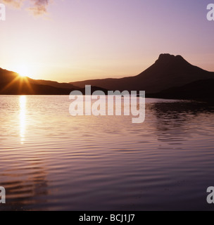 Sunset Stac Pollaidh da Loch Lurgainn Inverpolly Riserva Naturale Nazionale Ross and Cromarty Scozia Scotland Foto Stock