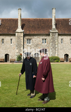 Ospedale di Santa Croce Almshouse di Nobile povertà, Fratelli due uomini più anziani che fanno parte della comunità. Winchester Hampshire 2009 2000s HOMER SYKES Foto Stock