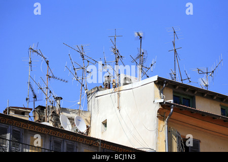 Un gran numero di antenne televisive e parabole satellitari su un tetto a Nizza Francia Foto Stock