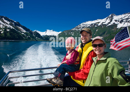 Turisti sul ponte posteriore del Klondike Express tour in barca come si lascia il porto di Whittier, Prince William Sound, Alaska Foto Stock