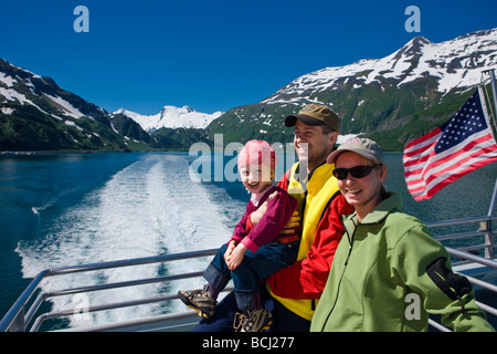 Turisti sul ponte posteriore del Klondike Express tour in barca come si lascia il porto di Whittier, Prince William Sound, Alaska Foto Stock