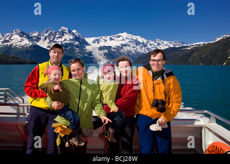 Ritratto di gruppo di due famiglie sulla sul ponte del Klondike Express tour in barca in Prince William Sound, Alaska Foto Stock