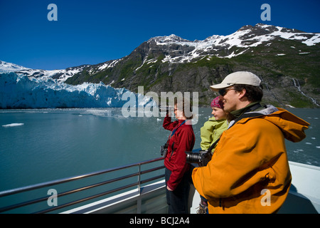 Famiily occhi vedendo in Harriman Fjord dal ponte di un tour in barca, Prince William Sound, estate, South Central Alaska Foto Stock