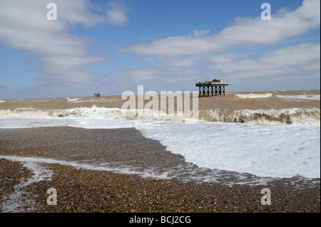 La spiaggia e il mare con Sizewell centrale nucleare di uscita dell'acqua di raffreddamento piattaforma, Suffolk REGNO UNITO Foto Stock