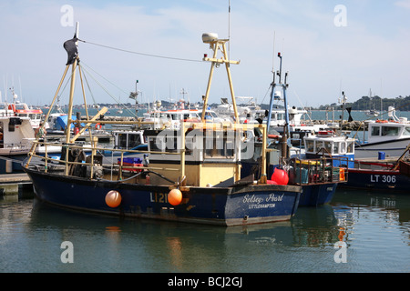 Barche da pesca ormeggiate nel porto di Poole, Dorset, Regno Unito Foto Stock