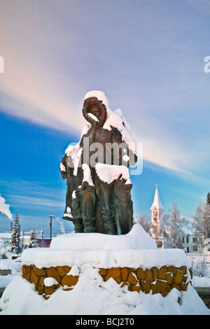 Prima famiglia statua nel cuore d'Oro Plaza Downtown Fairbanks in Alaska, in inverno Foto Stock