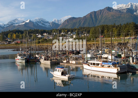 Commerciale & imbarcazioni private in Haines Harbour SE AK caduta Chilkat gamma Foto Stock