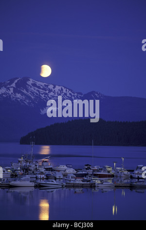 Lunar Eclipse su Auke Bay Boat Harbour SE Alaska Admiralty Estate è Foto Stock