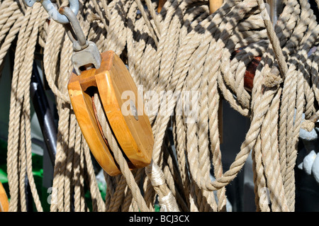 Vista dettagliata del singolo blocco di legno sul tall ship circondato da linee e armamento Foto Stock