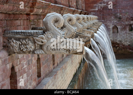 Kathmandu, Nepal. Waterspouts tradizionale o fontane (Hitis). Il Dwarika Hotel. Foto Stock