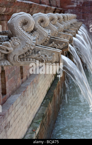 Kathmandu, Nepal. Waterspouts tradizionale o fontane (Hitis). Il Dwarika Hotel. Foto Stock