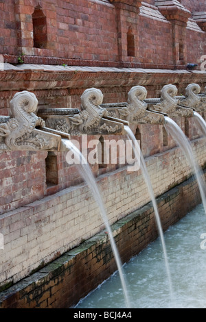 Kathmandu, Nepal. Waterspouts tradizionale o fontane (Hitis). Il Dwarika Hotel. Foto Stock