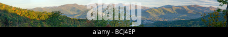 Immagine panoramica della valle e il piccolo borgo rurale di Montagna Nera, North Carolina nel bel tempo d'autunno dell'anno Foto Stock