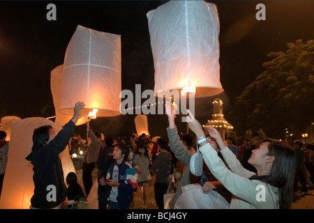 I palloni ad aria calda Loy Krathong festival Il Nawarat Bridge Chiang Mai Thailandia Foto Stock