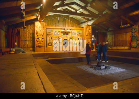 Interno del Clan Tlingit Casa scuote il capo Park Wrangell AK SE Foto Stock