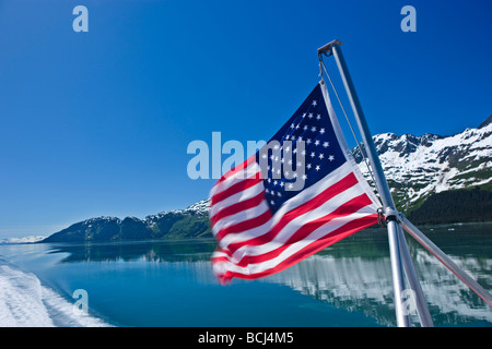 Vista del principe Wiliam il suono e la bandiera americana volato dal ponte di un tour in barca, Prince William Sound, Alaska Foto Stock