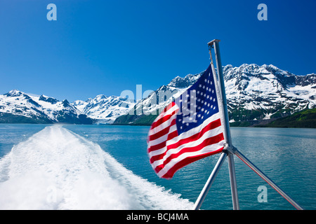 Vista del principe Wiliam il suono e la bandiera americana volato dal ponte di un tour in barca, Prince William Sound, Alaska Foto Stock