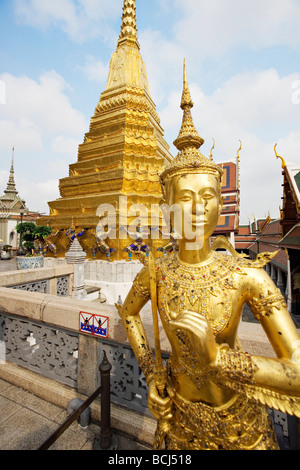 Statua dorata all'interno dei cancelli della Grand Place a Bangkok in Tailandia Foto Stock