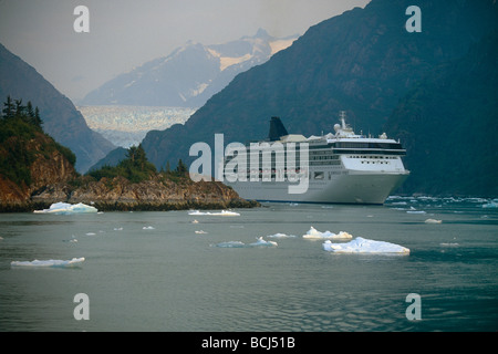 La Norwegian Cruise Ship *Spirito* Tracy Arm SE AK Estate w/Iceberg Fords-Terror selvaggia Foto Stock