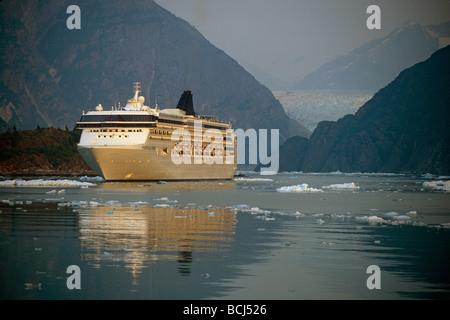 La Norwegian Cruise Ship *Spirito* Tracy Arm SE AK Estate w/Iceberg Fords-Terror selvaggia Foto Stock